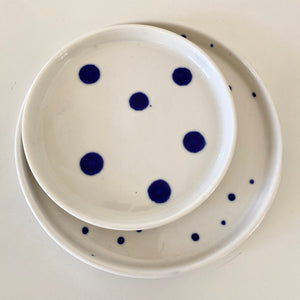 Ann-Louise Roman tallerken - store blå prikker 14 cm