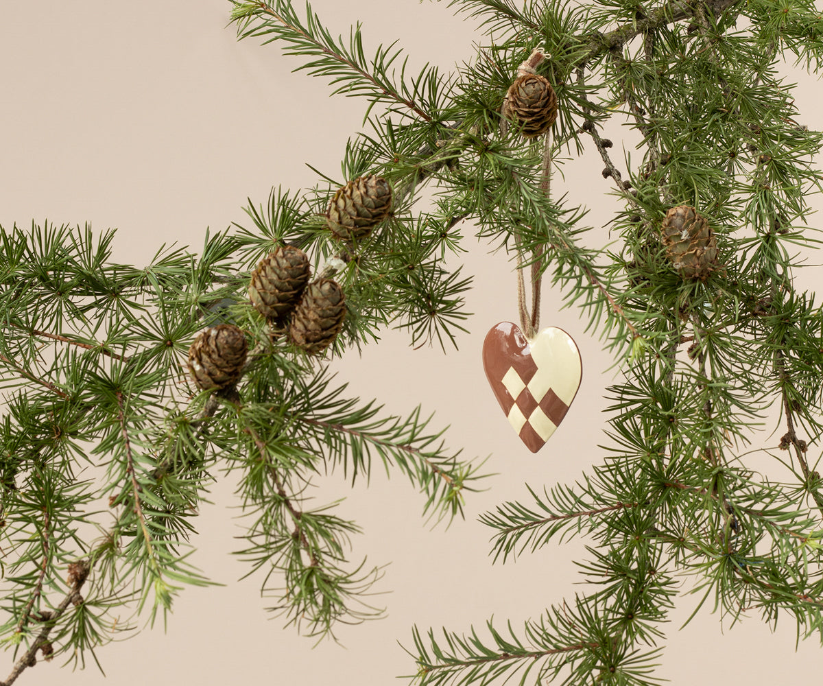 Metalophæng - flettet hjerte, mørk rosa, lille