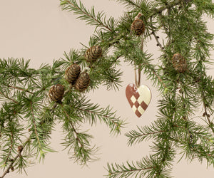 Metalophæng - flettet hjerte, mørk rosa, lille