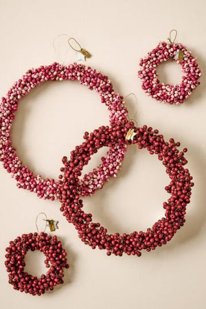 Krans af røde træperler
