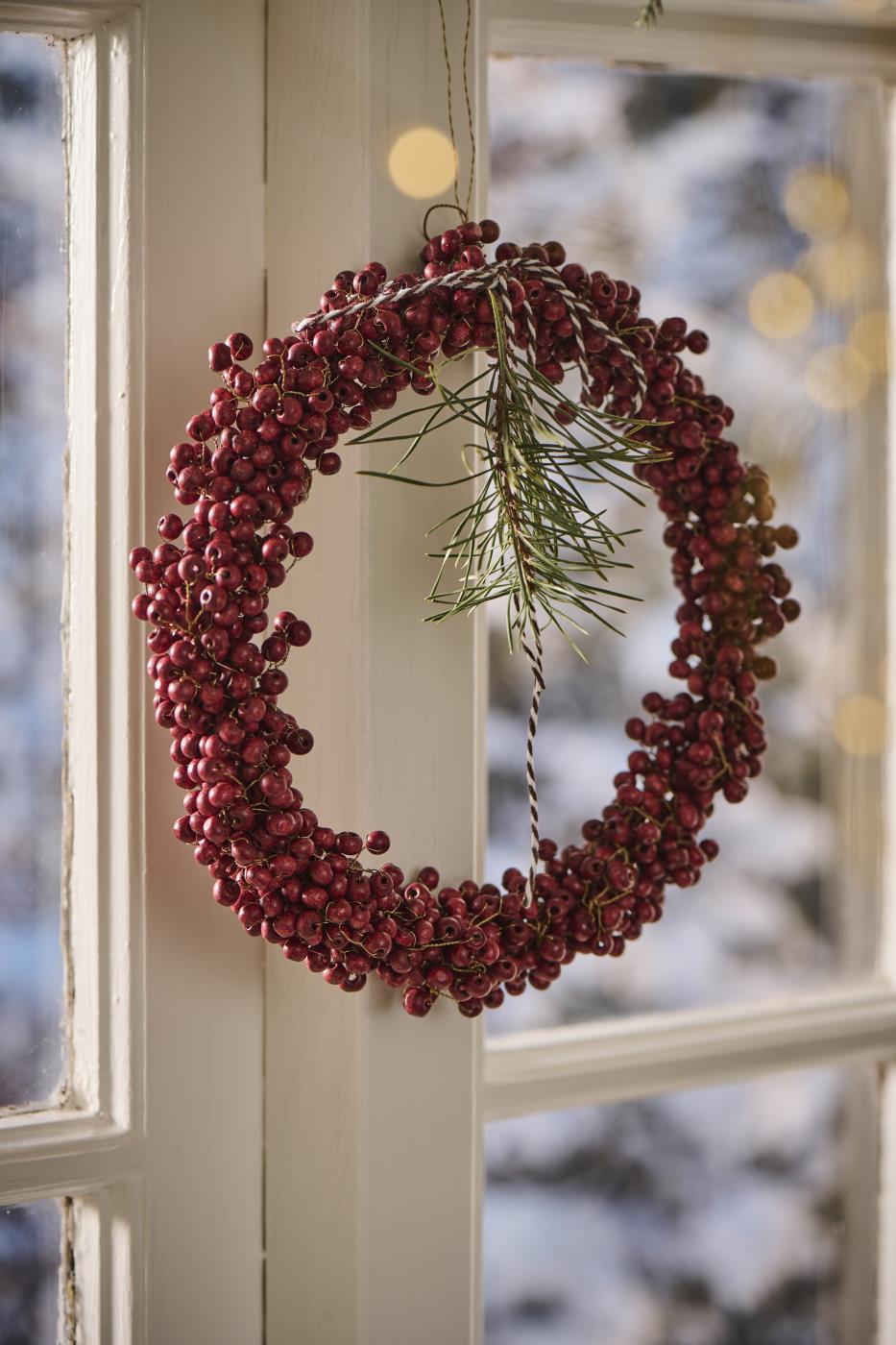 Krans af røde træperler