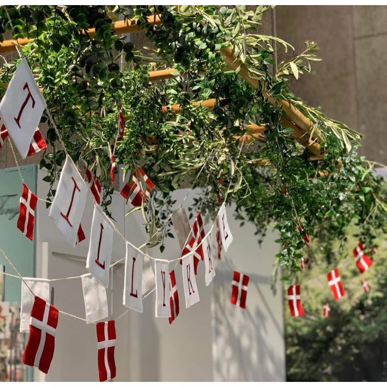 Stor flagranke med dannebrogsflag