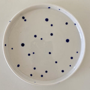 Ann-Louise Roman tallerken - store blå prikker 17 cm