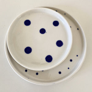 Ann-Louise Roman tallerken - små blå prikker 21 cm